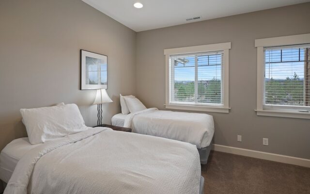 Spacious Five Peaks Home with Soaking Tub and BBQ by RedAwning