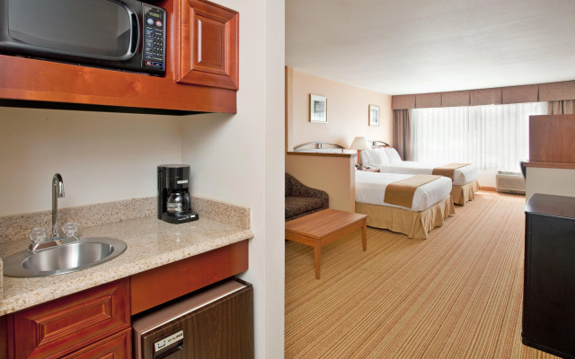 Comfort Inn & Suites NW Milwaukee
