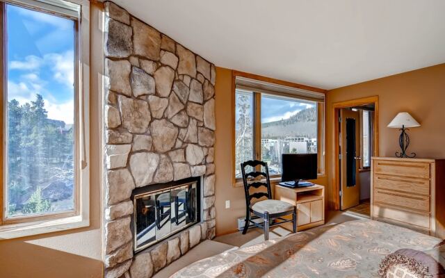 3bdr Condo-master Fireplace, Upgraded Kitchen, Kids Ski Free 3 Bedroom Condo by RedAwning