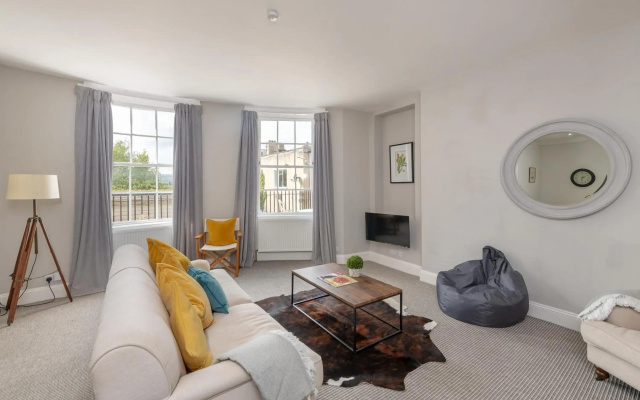 Georgian 3 Bed 3 Bath Central Apartment & Parking