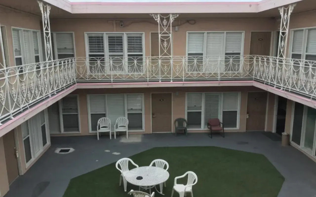 Bevonshire Lodge Motel