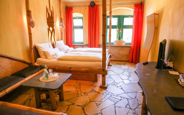 Backstage Hotel