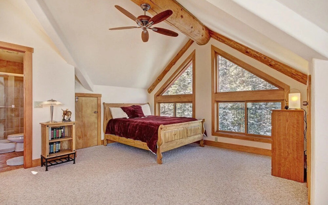 Stunning Mountain Getaway! Sleeps 10!