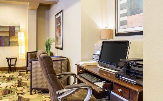 Holiday Inn Express Oakwood Village