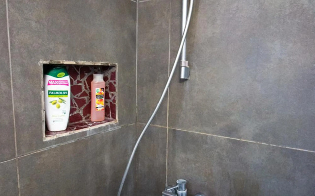 Renovated 2-bedroom flat with free parking, center