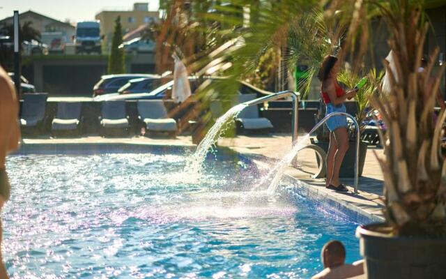 7 Waves Studio-Spa n Pools beach resort