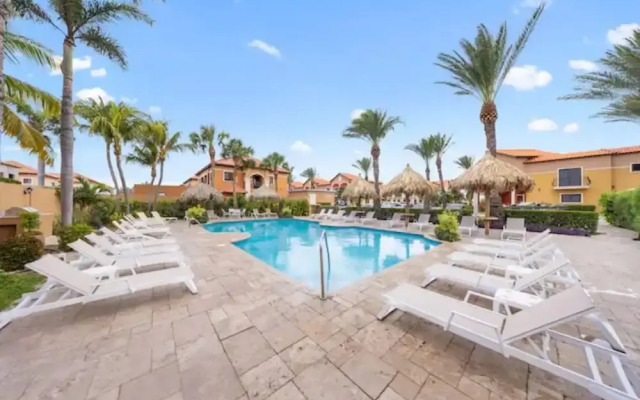 1BR Gold Coast Pools Tennis Gym Security