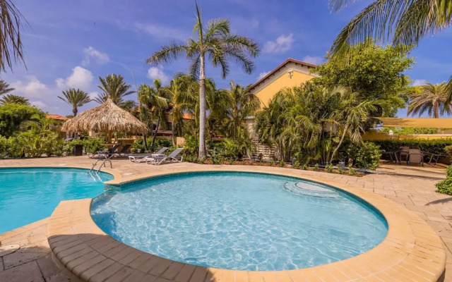 Upscale Gated Community Oasis Close to the Beach