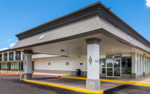 Motel 6 Groves, TX