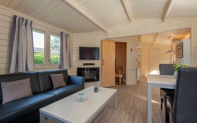 Cosy, Wooden Chalet with Dishwasher, in a Car-Free Zone