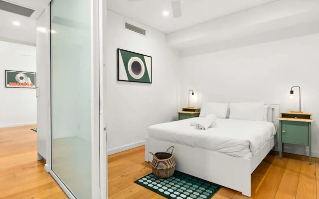 Central Charming 2 Bedrooms With Balcony Aircon