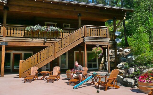 Glacier Guides Lodge