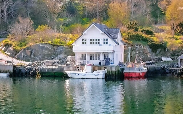 Amazing Home in Bakkasund With 3 Bedrooms and Wifi