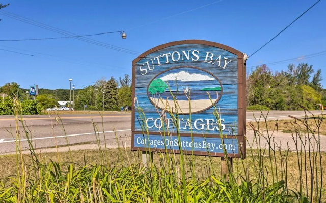 Quaint Studio w/ Shared Beach: Walk to Suttons Bay