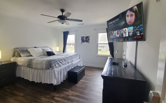 Kernersville Hot Tub  Pool  Arcade Gym Wifi Coffee