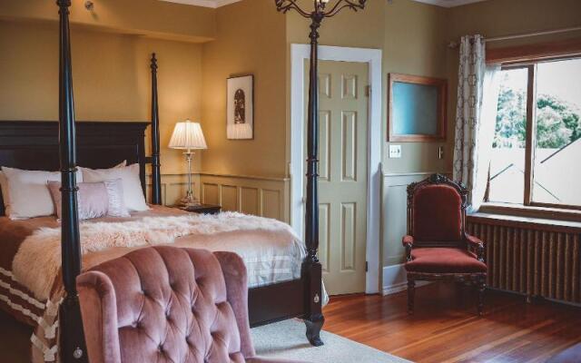 Dashwood Manor Seaside Bed & Breakfast