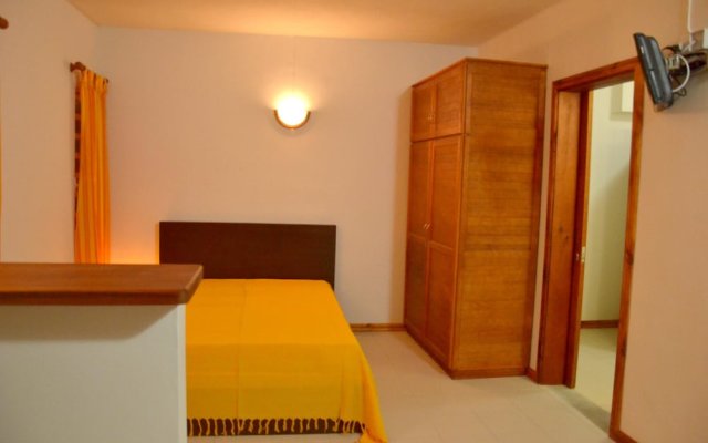 Studio in Black River, With Shared Pool, Enclosed Garden and Wifi - 1 km From the Beach