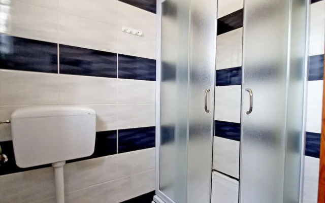 Detached House at Country Side, Fenced Private Garden Ideal for 2 Fam, Wifi