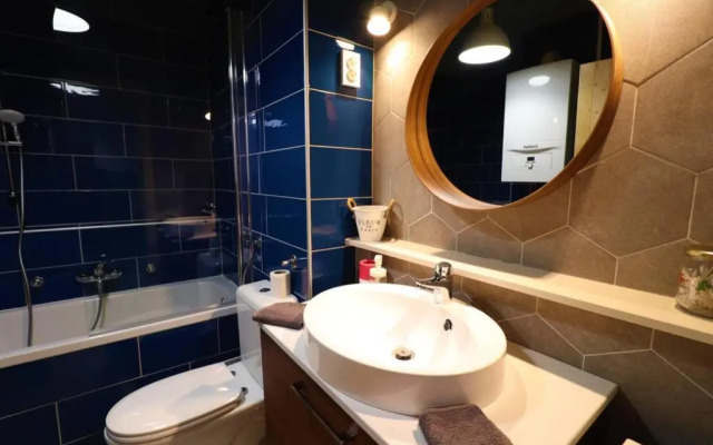 Room Emma,between bus and train station,Netflix,speed Wi-Fi