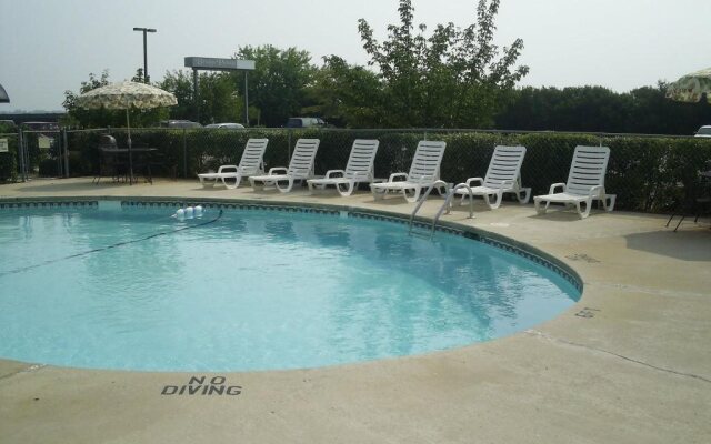 BridgePointe Hotel & Marina