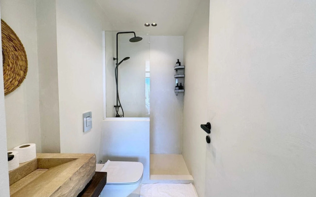 The Pyramids Horizon Studio w/ Bathtub