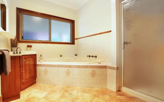 Farm Stay & Iconic Water Views - 32 Zachary Drive