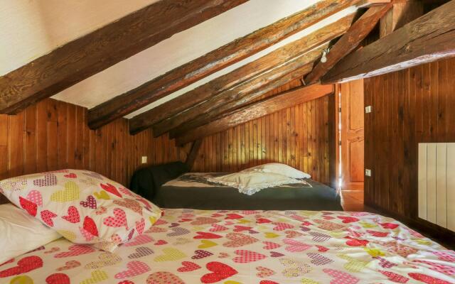 Holiday Home in Laluque with Terrace, Garden And Barbecue