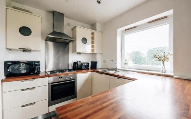 Lloyd St Apartment