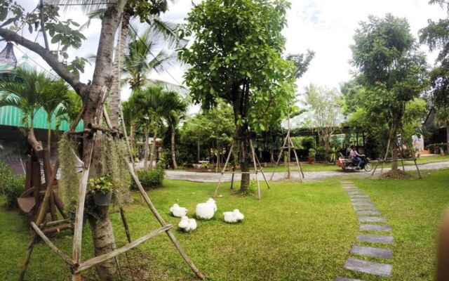 Aioun At Amphawa