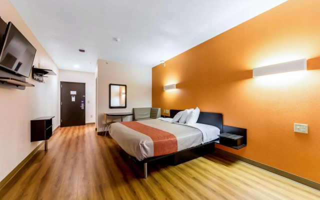 Motel 6 Jourdanton, TX