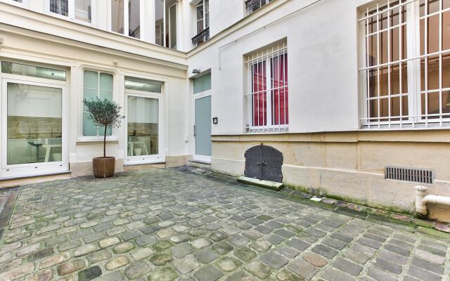 43 - Spacious Parisian Flat of Grands Boulevards