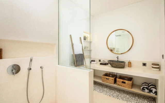 Spectacular 4BR Villa, 400m to Beachfront Elegance