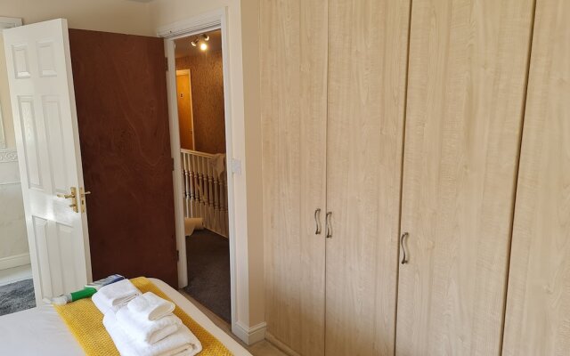 Stunning 4-bed House in Walsall