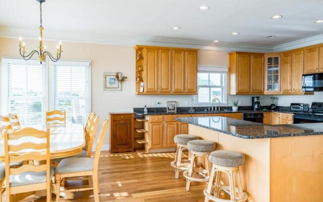 Emerald Breeze by Oak Island Accommodations