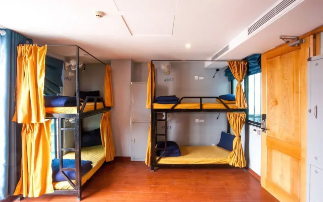 RedDoorz Hostel @ Signature Inn