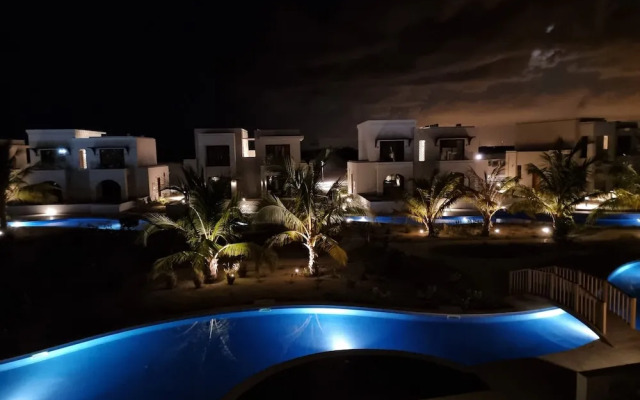 Bright Studio With Pool View Balcony