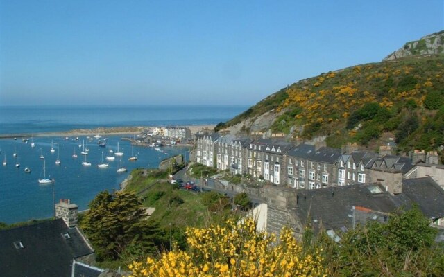 Modern Apartment Near the Estuary of the Mawddach River
