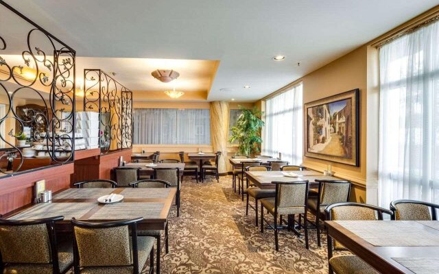 Monte Carlo Inn Oakville Suites