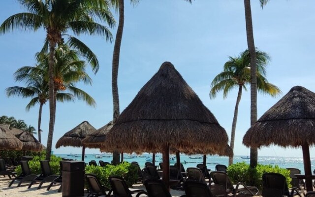 Elements Penthouse 23 3 Bedroom Condo by RedAwning