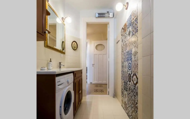 Neoclassical apartment with 3 bedrooms in Piraeus