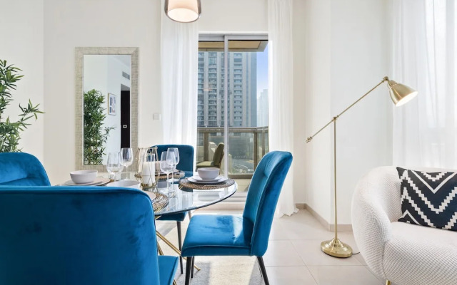 Monty - Stylish Apartment with Partial Burj Khalifa View