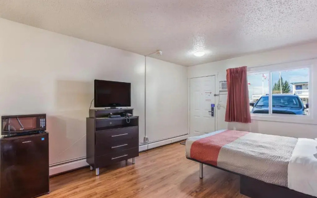 Motel 6-Camrose, AB