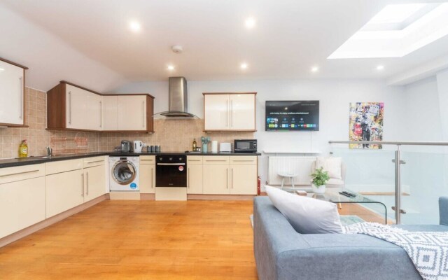 Bright & Chic St John's Hill Duplex