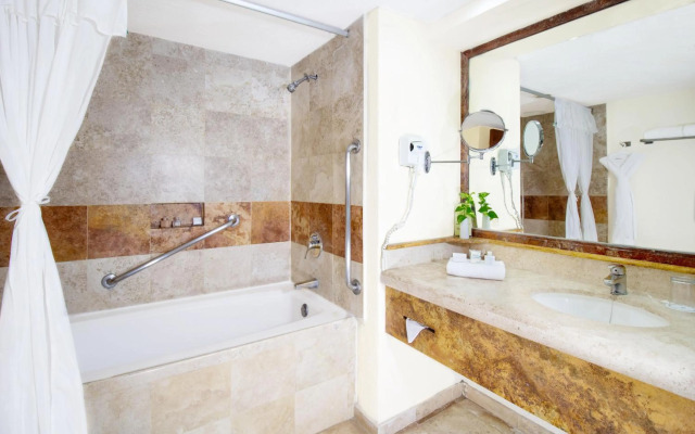 Plaza Pelicanos Grand Beach Resort - All Inclusive