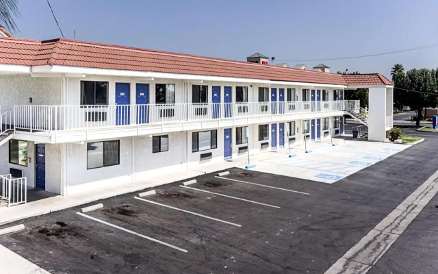 Motel 6 Shaw Ave & Hwy 99