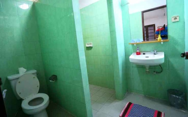 Hester Basoeki ( HB ) Garden Guest House – Bathroom – Jakarta