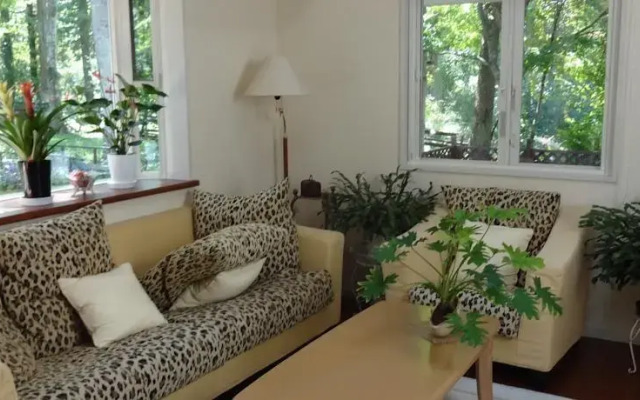 Shoku to Iyashi No Guest House Vivien Claire