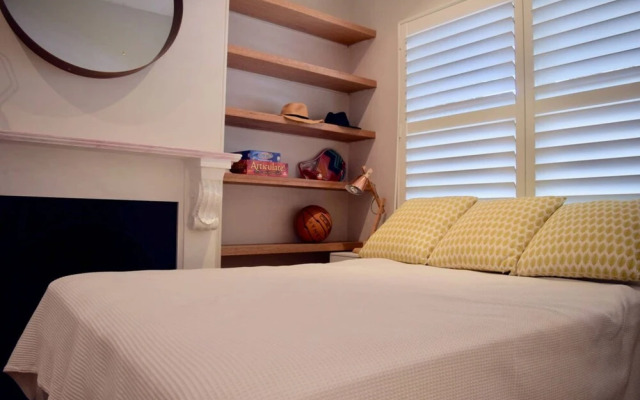 Stylish 2 Bedroom in Alexandria With Outdoor Patio