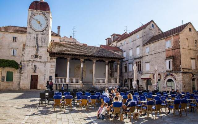 Alluring Apartment With Balcony and Sea View