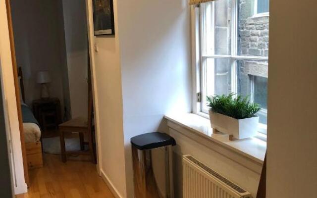 The Edmonstone's Close Residence No2